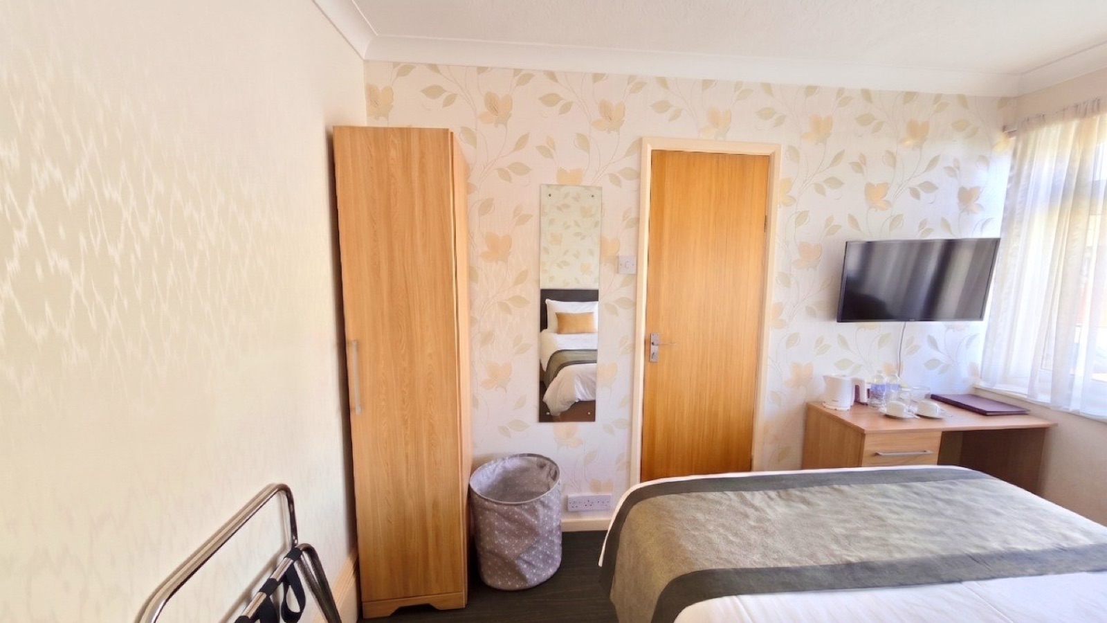 Amber room — double bed with TV and wardrobe