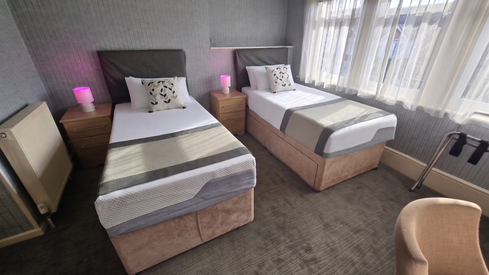 Room 3 · Tourmaline — twin beds with pink bedside lamps
